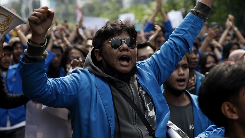 Bank ICBC hingga Rumah Makan Ludes Dibakar Pedemo di Bandung